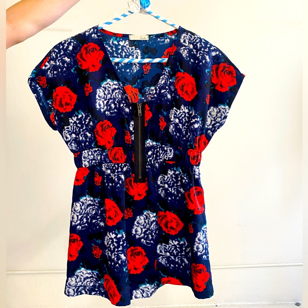 Floral blouse // boutique shop // silky fabric // zipper // stretch